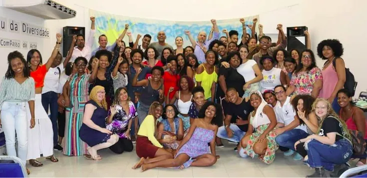 Sarau da diversidade produzido pelos aprendizes da Pontos Diversos emociona o público na FLEM