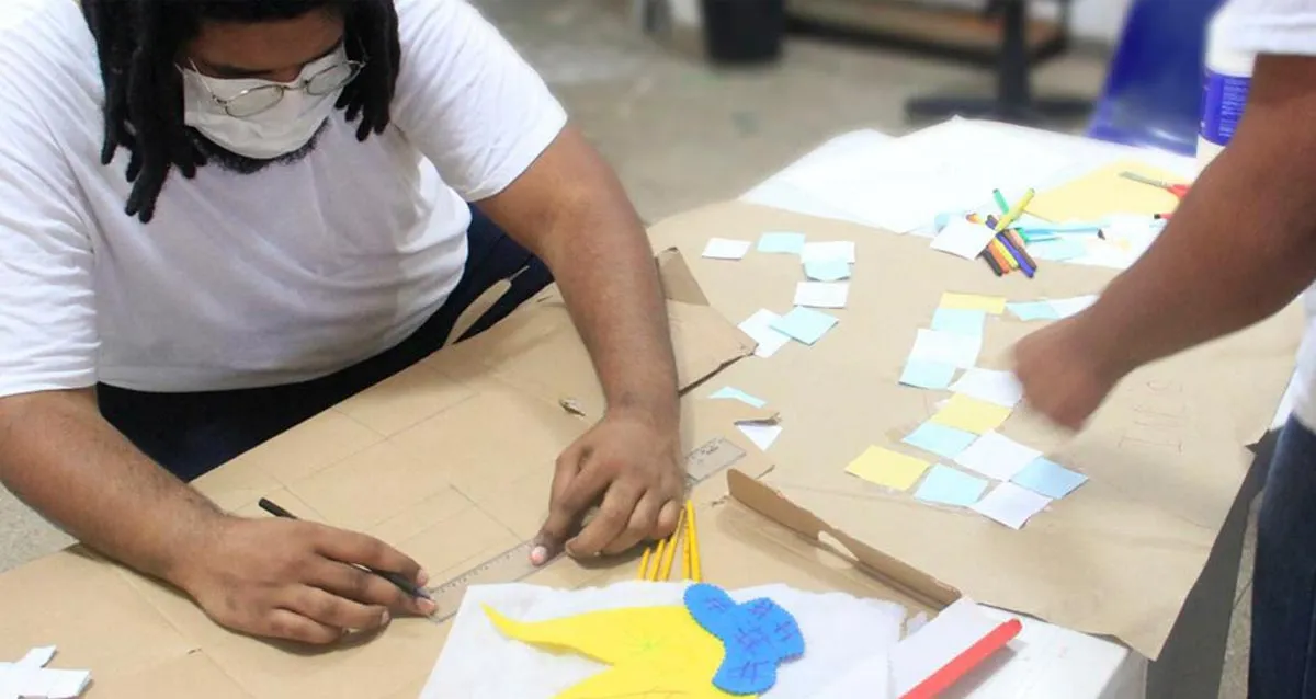 Projeto Nossa Travessia: jovens produzem cartazes com sonhos profissionais